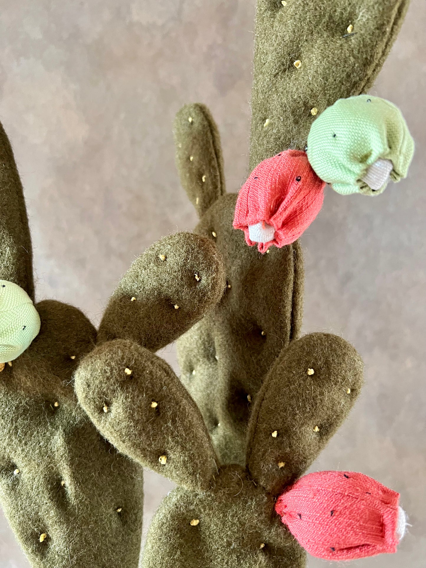 Opuntia in wool fabric complete with white ceramic vase and decorative stones.