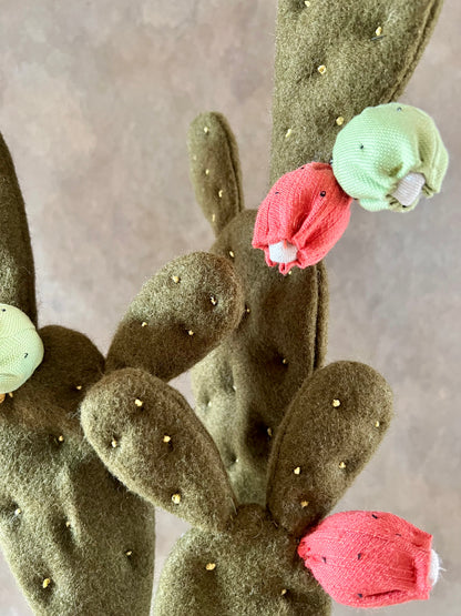 Opuntia in wool fabric complete with white ceramic vase and decorative stones.