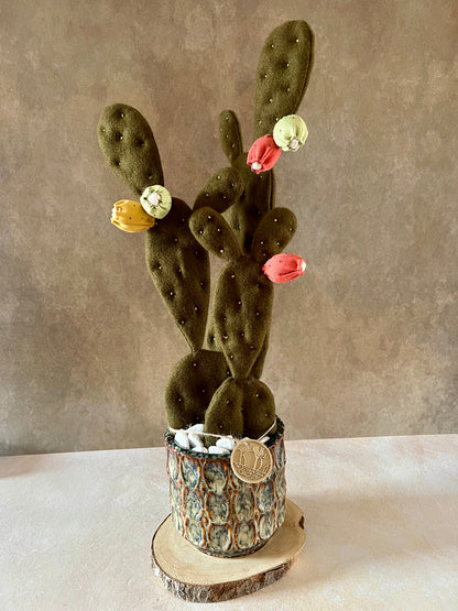 Opuntia in wool fabric complete with white ceramic vase and decorative stones.