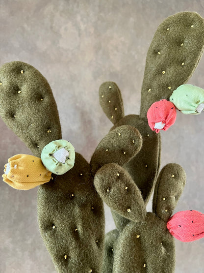 Opuntia in wool fabric complete with white ceramic vase and decorative stones.