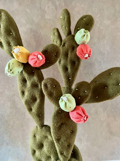 Opuntia in wool fabric complete with white ceramic vase and decorative stones.