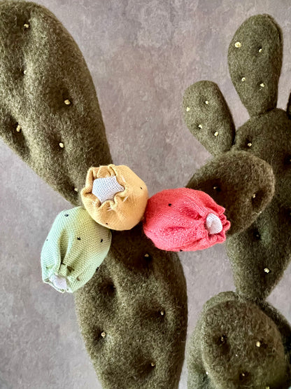 Opuntia in wool fabric complete with white ceramic vase and decorative stones.