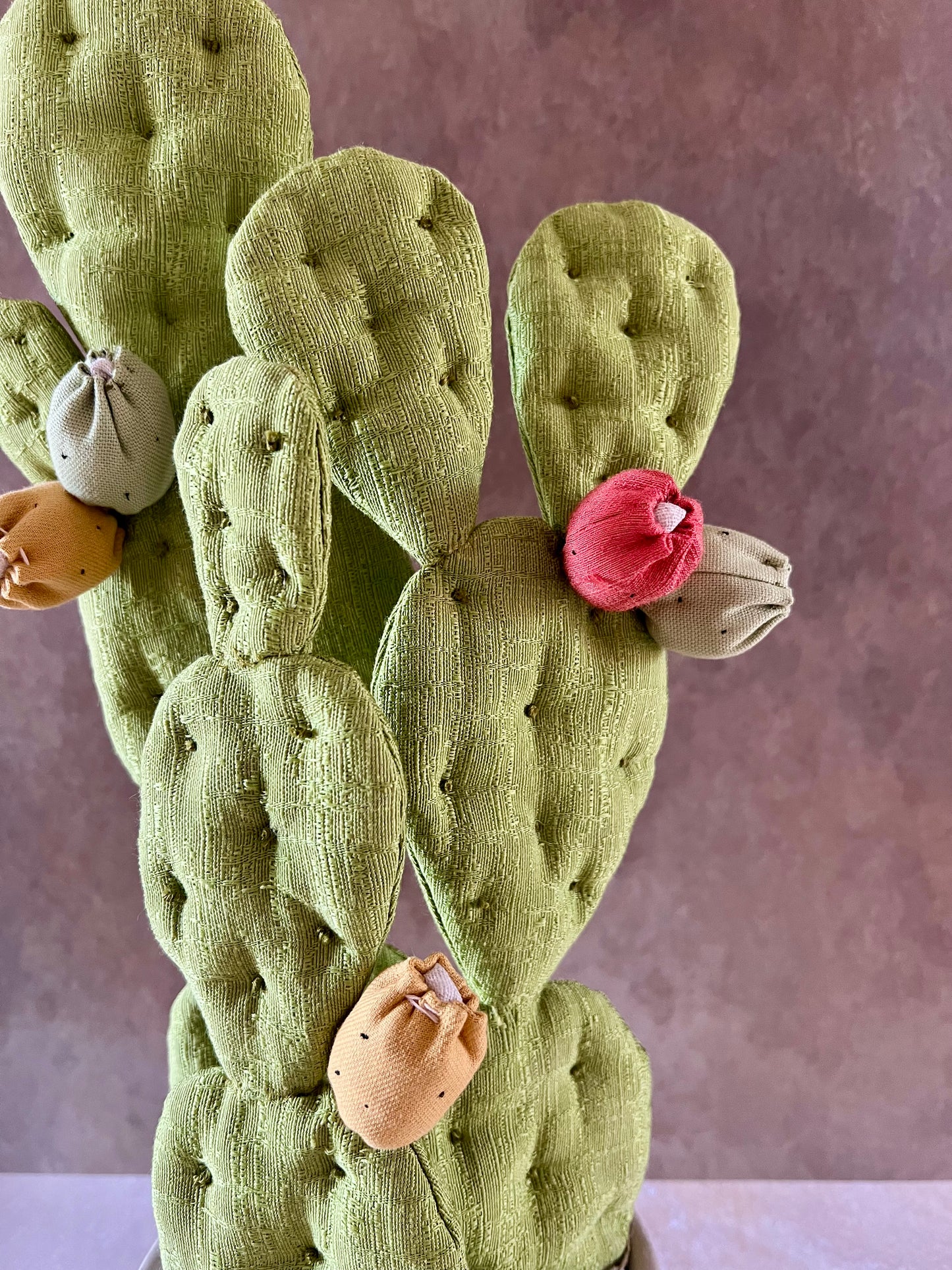 Opuntia in wool fabric complete with white ceramic vase and decorative stones.