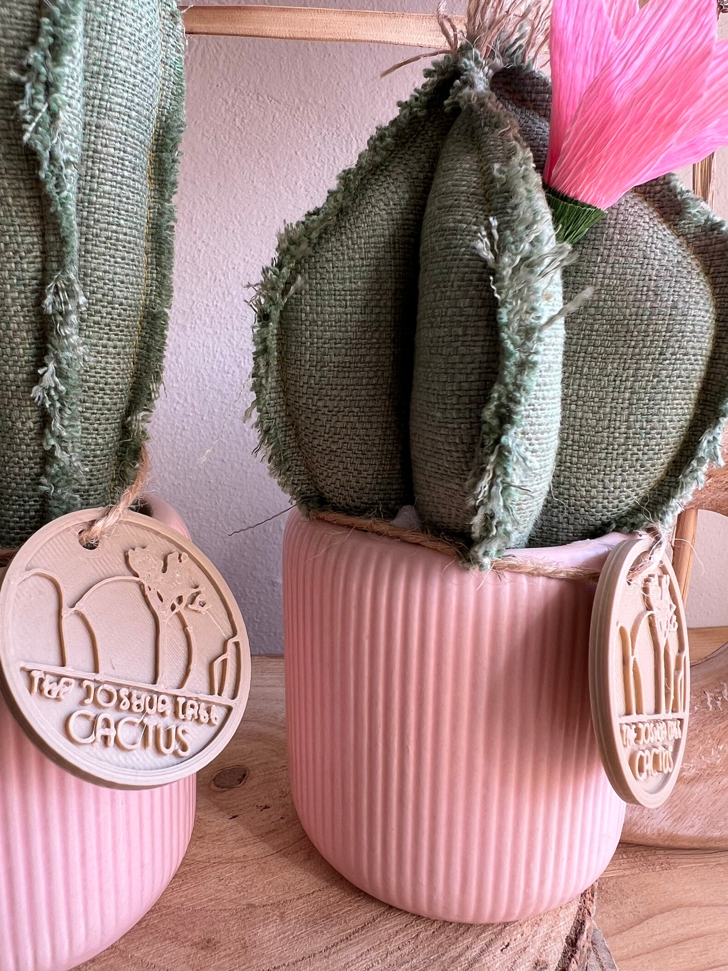 Coppia di mini Cactus in cotone verde, vaso in ceramica rosa, h circa 17 e  22  cm - fiore staccabile