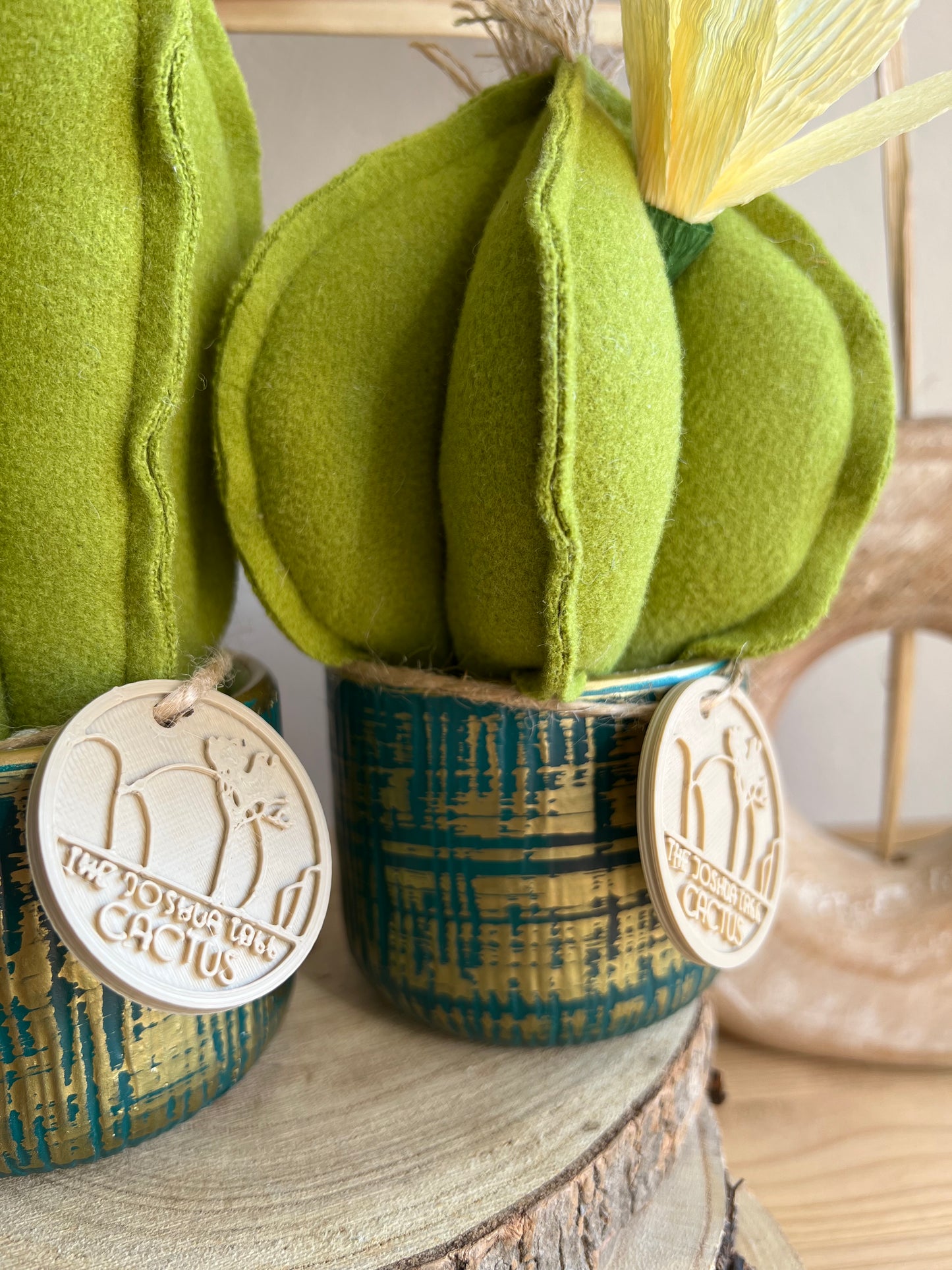 Coppia di mini Cactus in panno verde, vaso in ceramica oro con striature verde scuro , h circa 17 e 23  cm - fiore staccabile