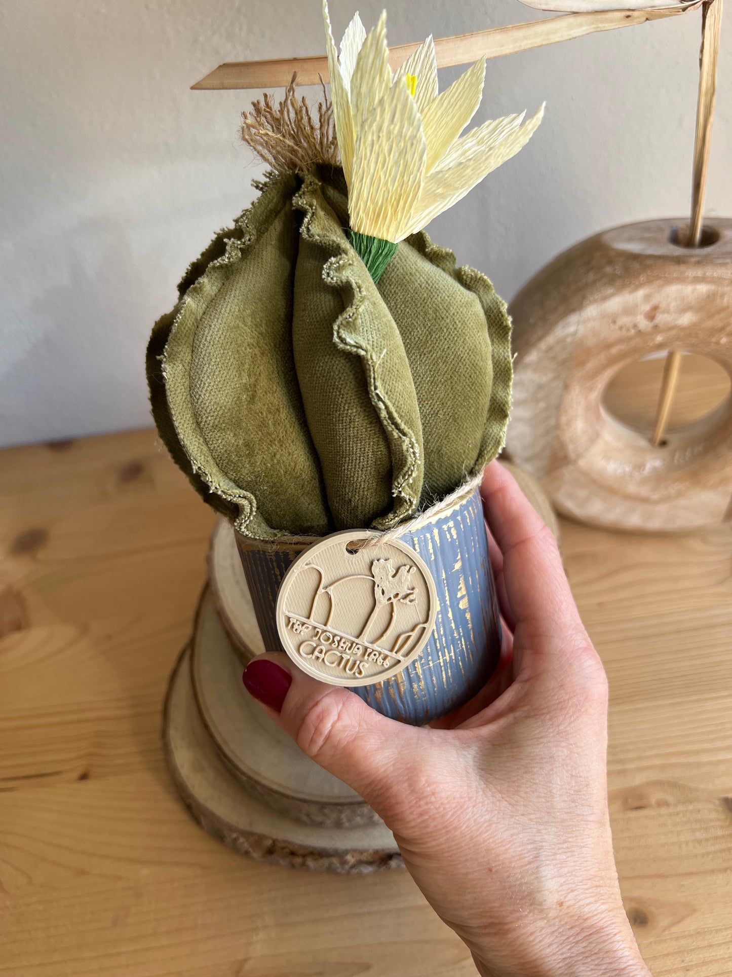 Mini Cactus in velluto verde, vaso in ceramica oro con striature lilla, h circa 17  cm - fiore staccabile