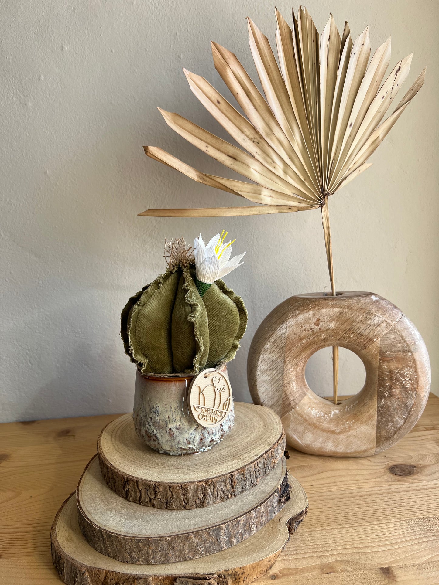 Mini Cactus in velluto verde menta, vaso in ceramica grigio chiaro motivo astratto altezza circa 17 cm  -  fiore staccabile