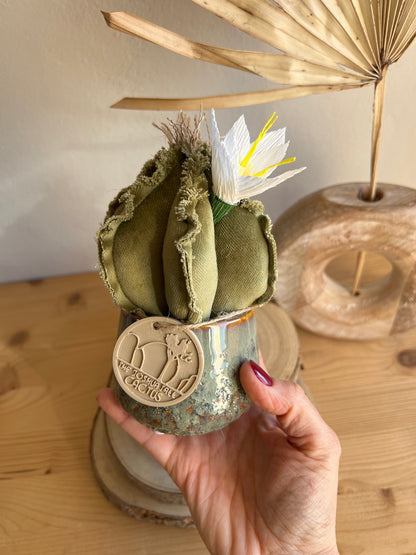 Mini Cactus in velluto verde menta, vaso in ceramica verde scuro motivo astratto altezza circa 17 cm  -  fiore staccabile