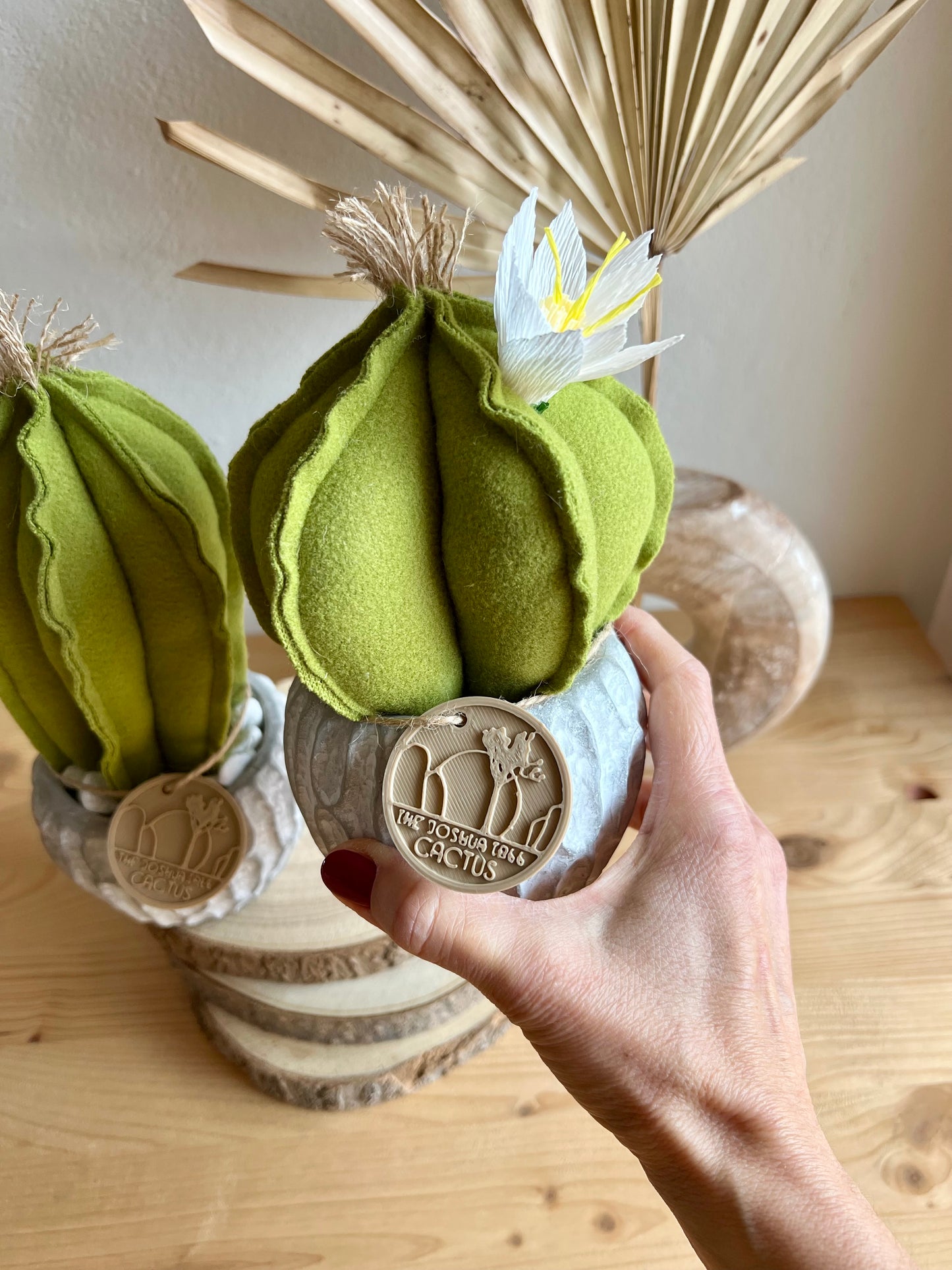 Coppia di mini Cactus in panno verde, vaso in cemento con motivi, h circa 17 e 23  cm - fiore staccabile