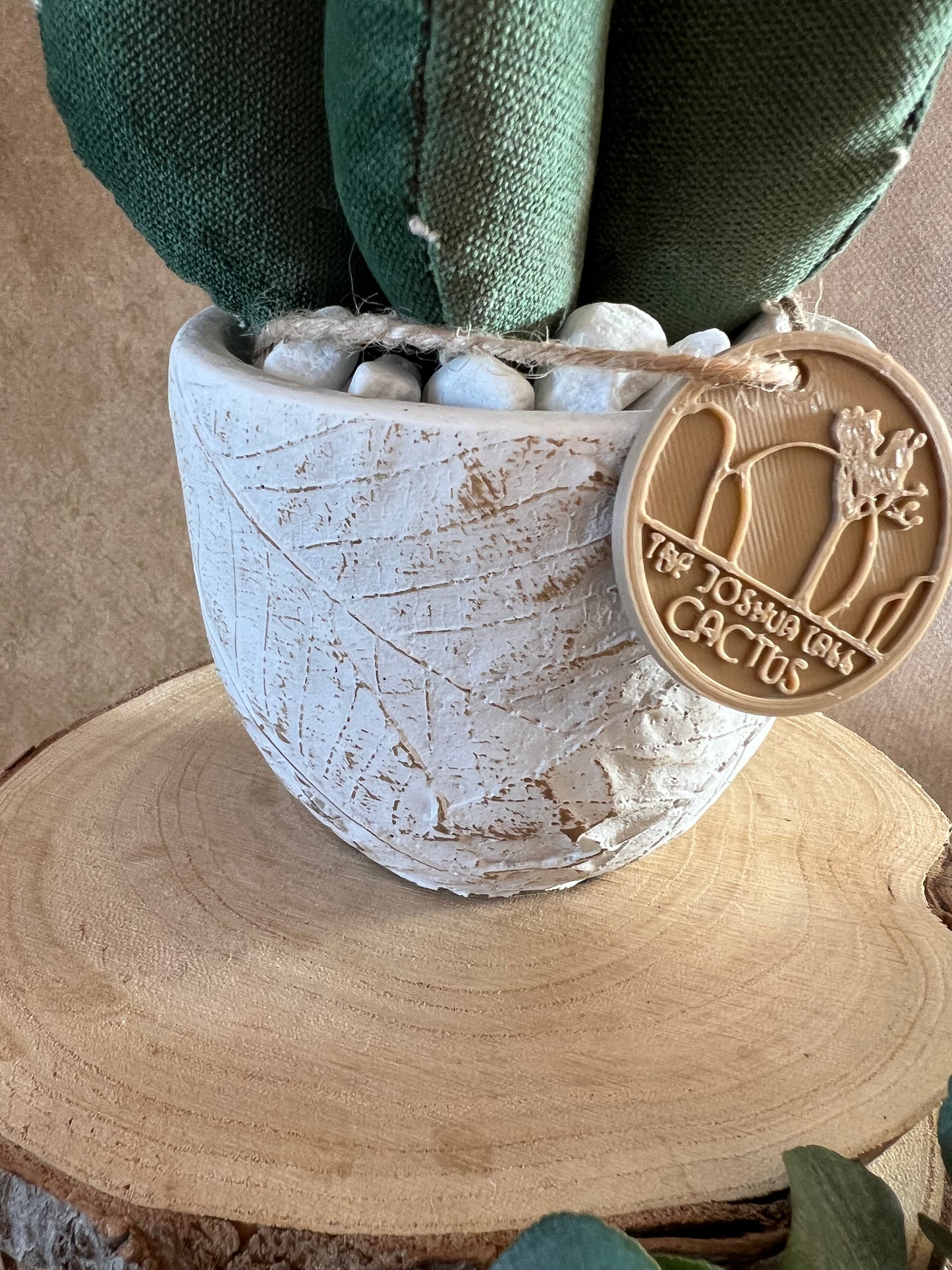 Composizione ricamata in vellutino verde, vaso in cemento con motivi a foglia, h circa 19.