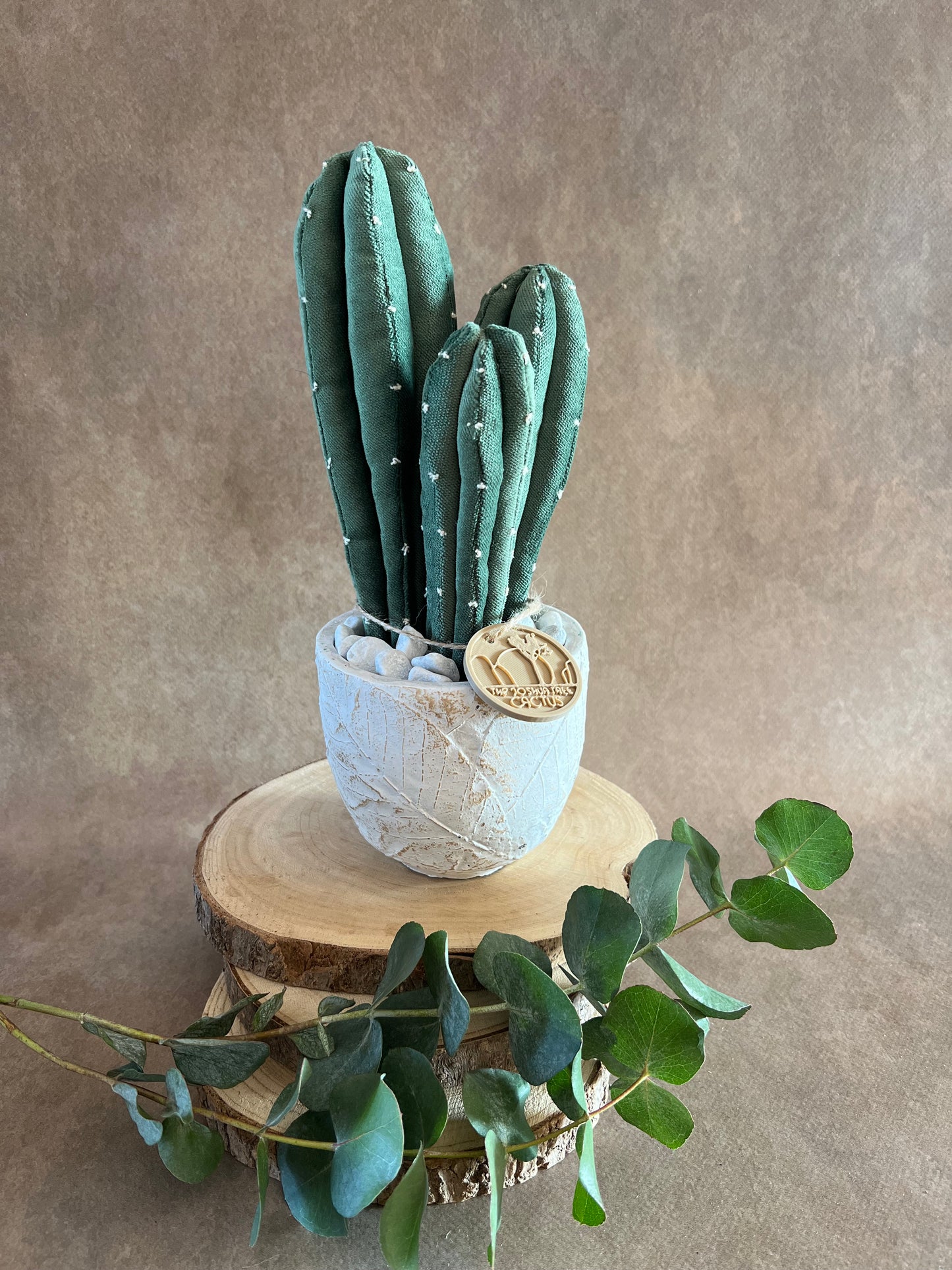 Composizione ricamata in vellutino verde, vaso in cemento con motivi a foglia, h circa 27.