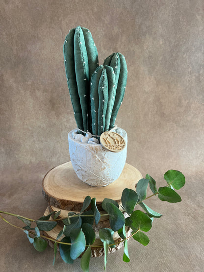 Composizione ricamata in vellutino verde, vaso in cemento con motivi a foglia, h circa 27.