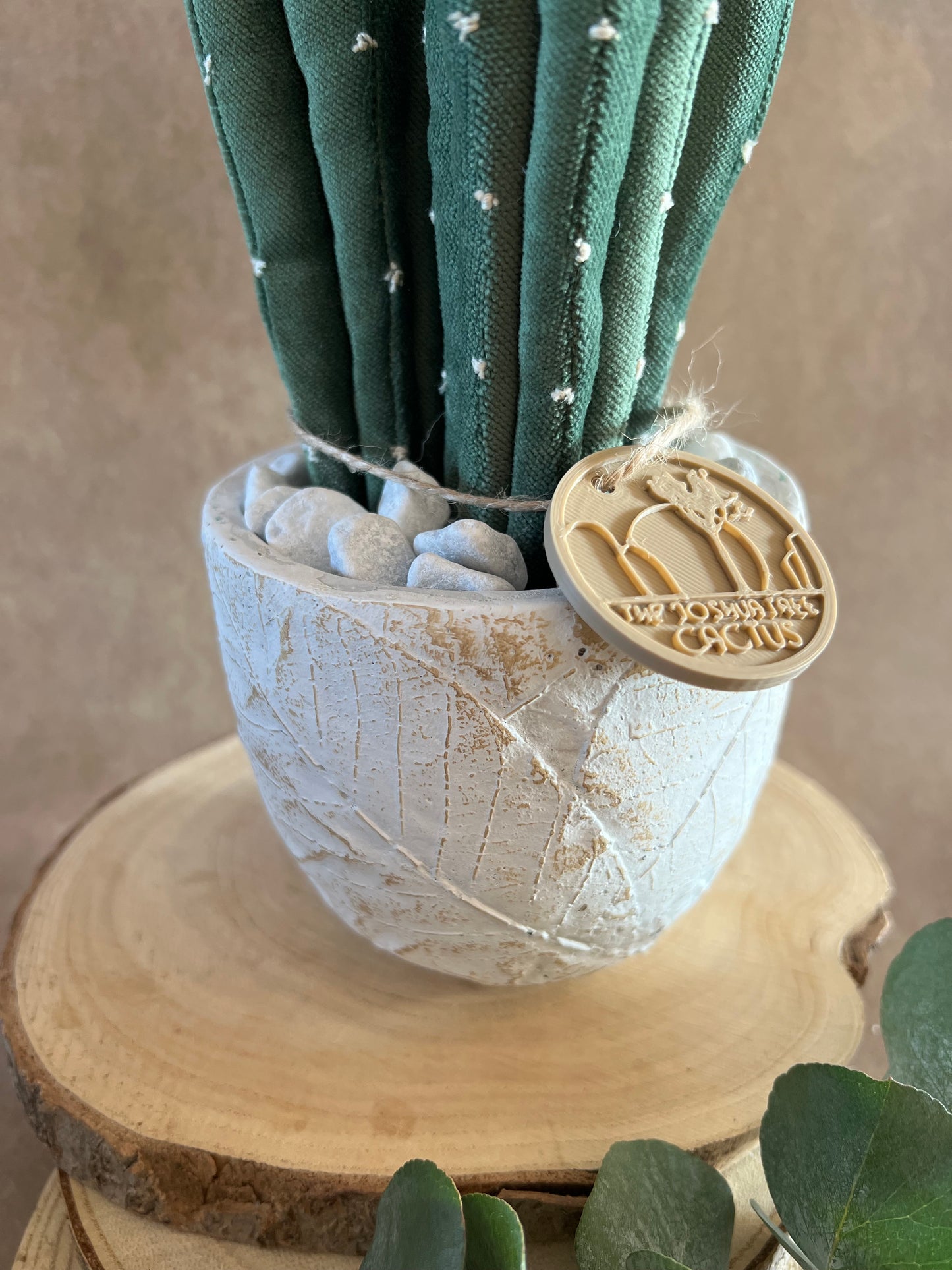 Composizione ricamata in vellutino verde, vaso in cemento con motivi a foglia, h circa 27.