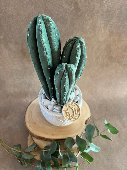 Composizione ricamata in vellutino verde, vaso in cemento con motivi a foglia, h circa 27.