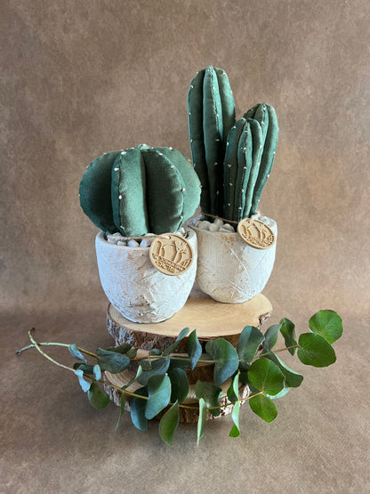 Coppia di composizioni ricamate in vellutino verde, vaso in cemento con motivi a foglia, h circa 19 e 27 cm