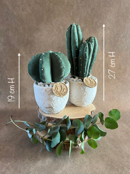 Composizione ricamata in vellutino verde, vaso in cemento con motivi a foglia, h circa 19.