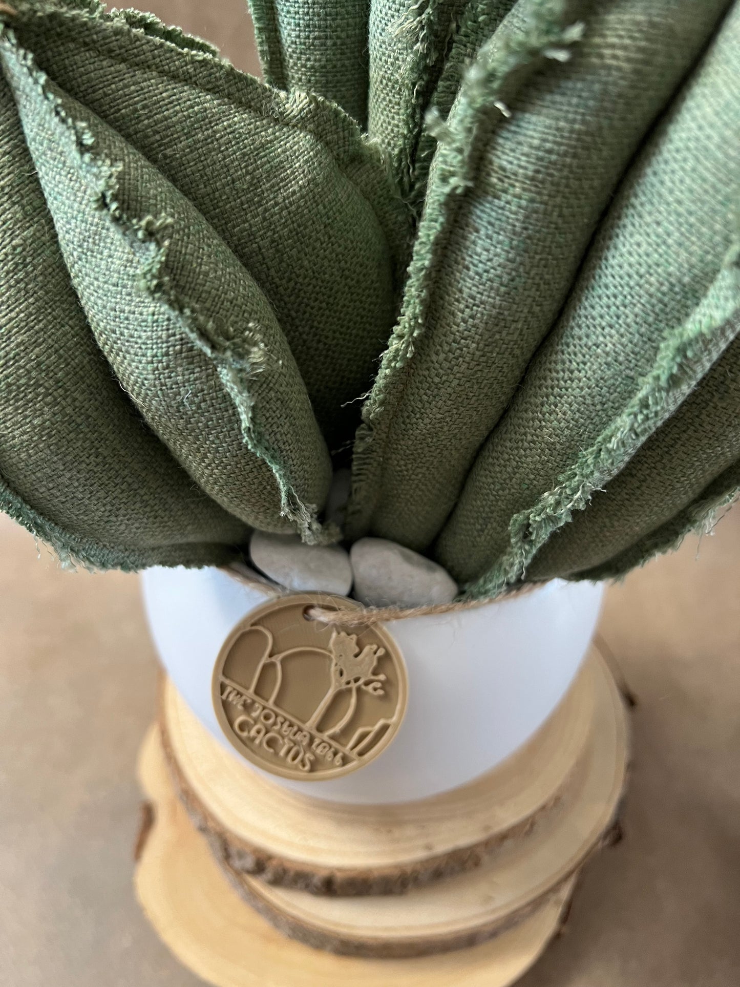 Composizione 3 cactus in cotone verde chiaro, vaso in ceramica bianca opaca  h circa 31cm - fiore staccabile.