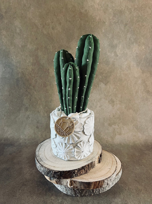 Composizione ricamata in cotone verde scuro, vaso in cemento con motivi a fiore, h circa 28 cm
