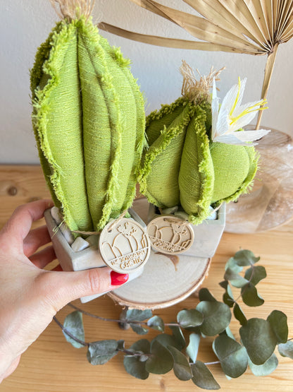 Coppia di mini Cactus in cotone verde chiaro, vaso cubo in cemento, h circa 17 e 23  cm - fiore staccabile.
