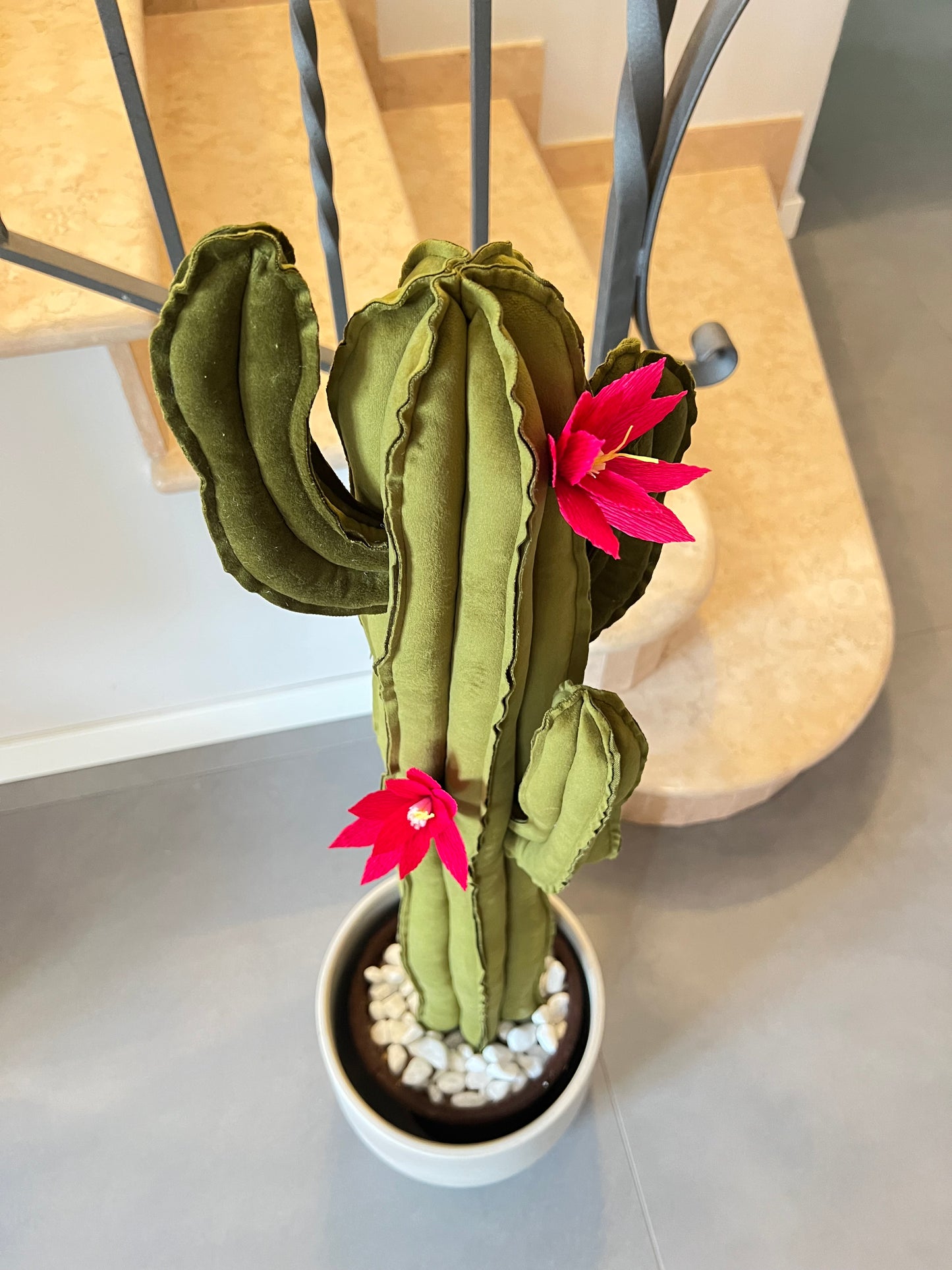 Big cactus in velluto verde scuro brillante -  altezza 100 cm - DISPONIBILE SU ORDINAZIONE- TEMPO DI CONSEGNA: 3 SETTIMANE DATA ORDINE - completo di  fiori (staccabili) SPEDIZIONE GRATUITA
