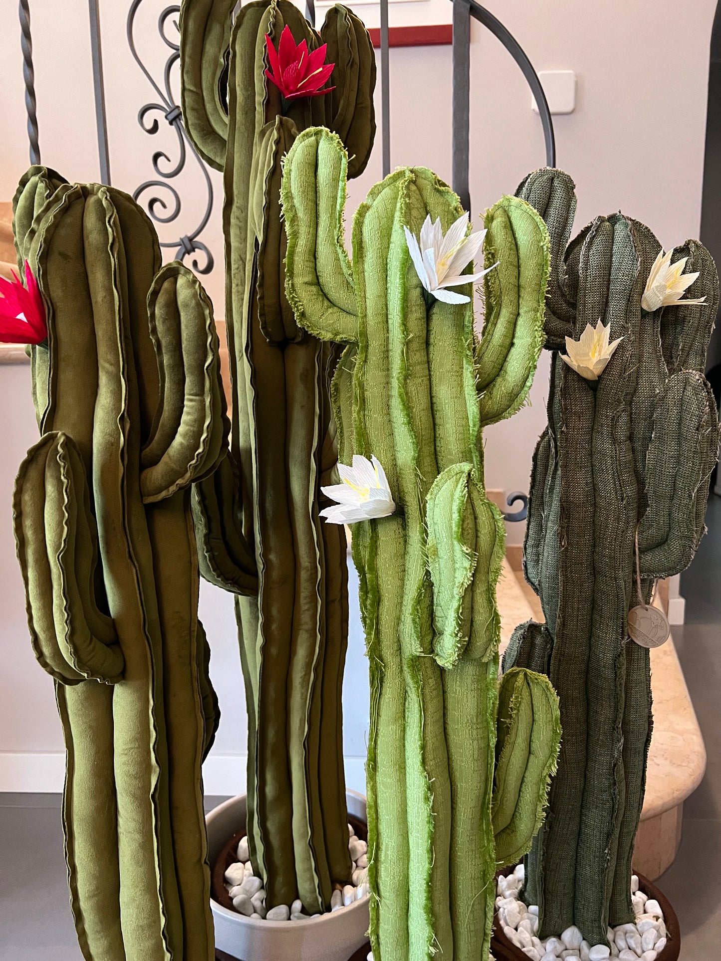 Big cactus in velluto verde scuro brillante -  altezza 118 cm- in pronta consegna - completo di  fiori (staccabili) SPEDIZIONE GRATUITA