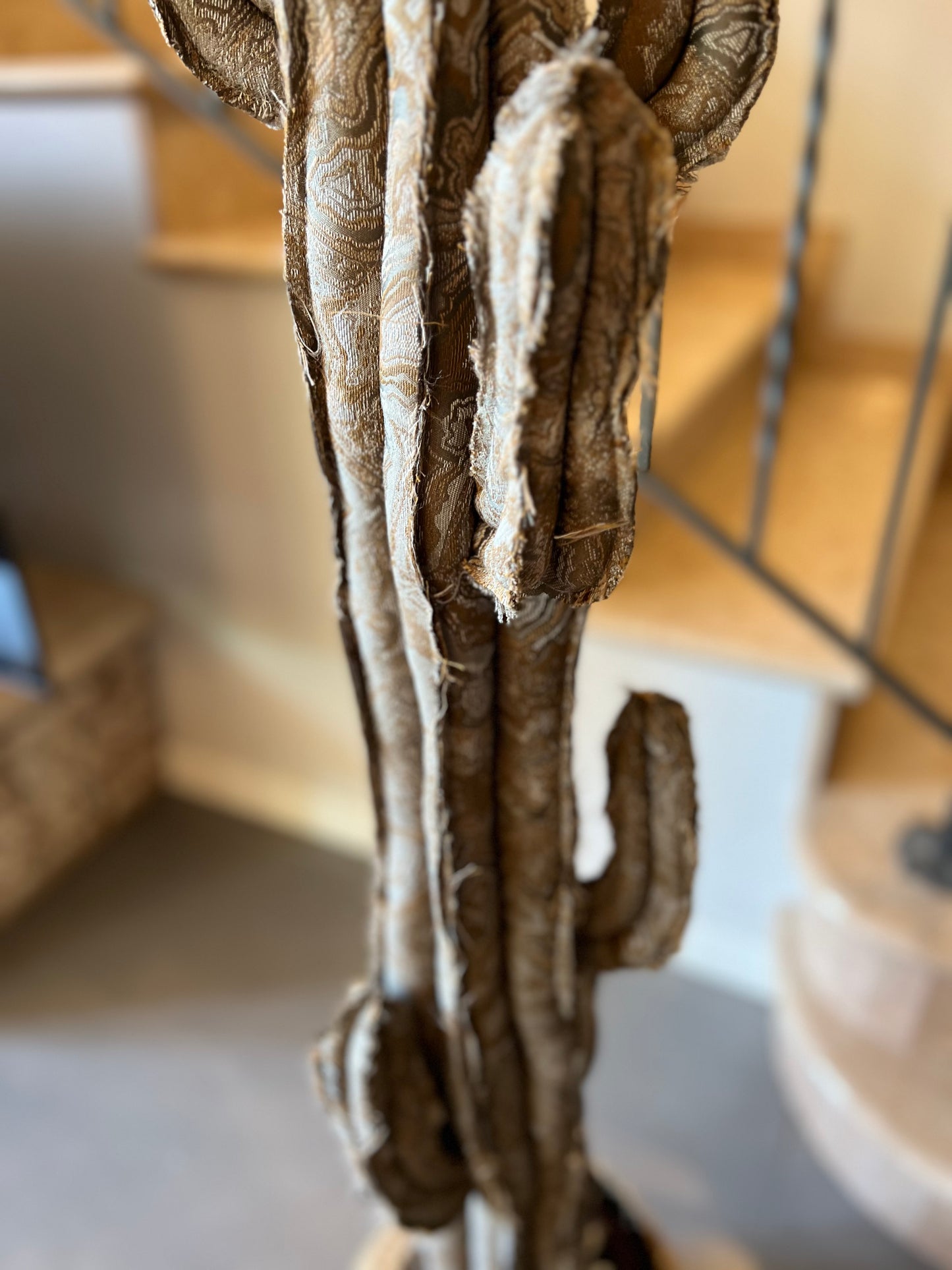 Big cactus in cotone grigio con motivi argento/bronzo/beige  - altezza 124 cm - in pronta consegna - SPEDIZIONE GRATUITA