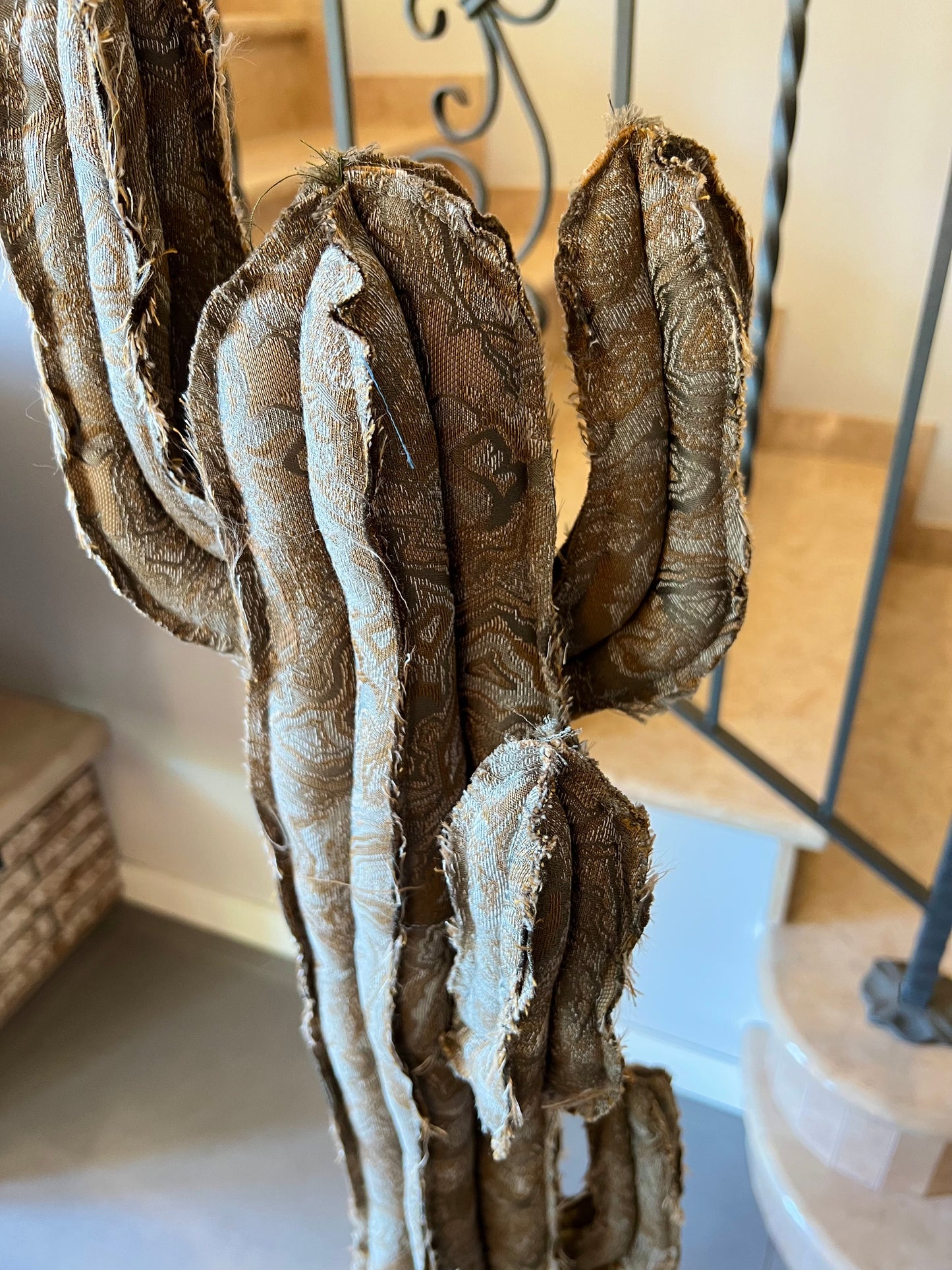 Big cactus in cotone grigio con motivi argento/bronzo/beige  - altezza 124 cm - in pronta consegna - SPEDIZIONE GRATUITA