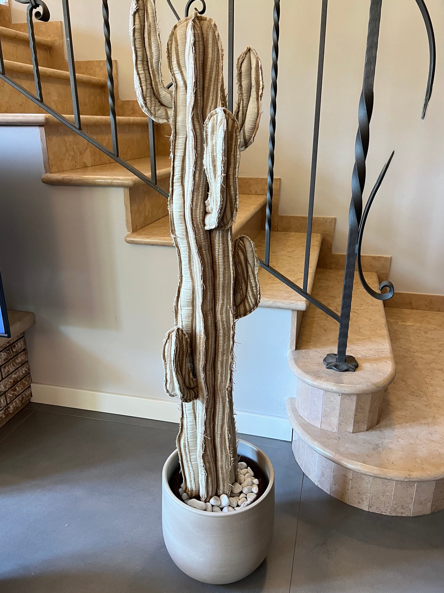 Big cactus in cotone beige con giochi di linee verticali beige scuro  -  altezza 122 cm- in pronta consegna - SPEDIZIONE GRATUITA