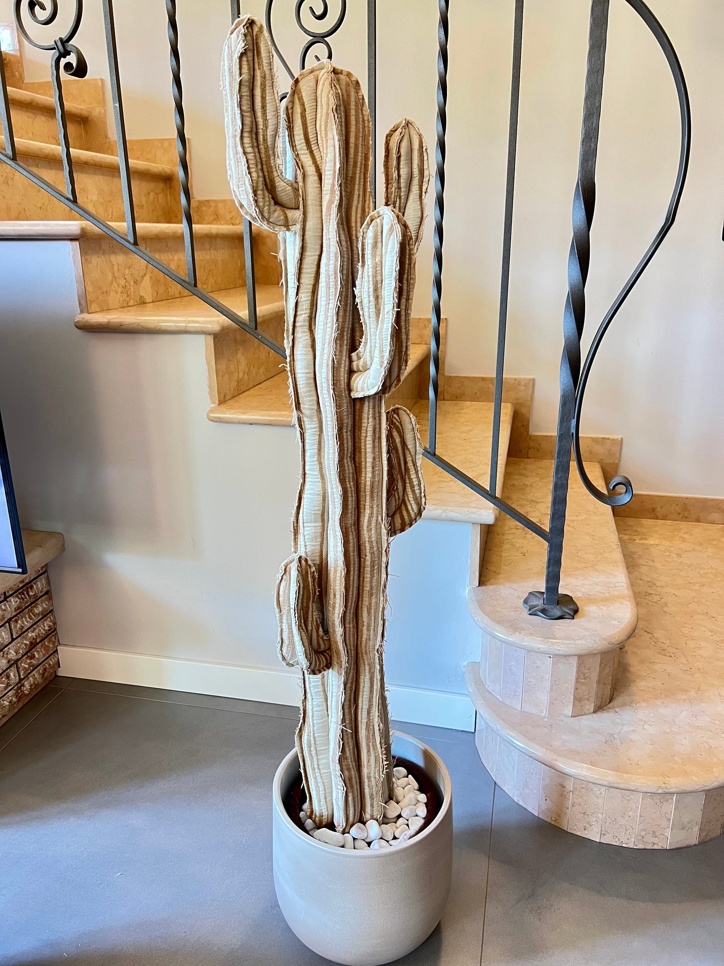 Big cactus in cotone beige con giochi di linee verticali beige scuro  -  altezza 122 cm- in pronta consegna - SPEDIZIONE GRATUITA