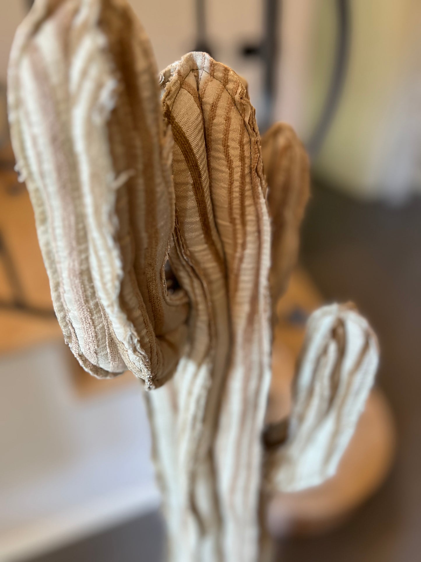 Big cactus in cotone beige con giochi di linee verticali beige scuro  -  altezza 122 cm- in pronta consegna - SPEDIZIONE GRATUITA