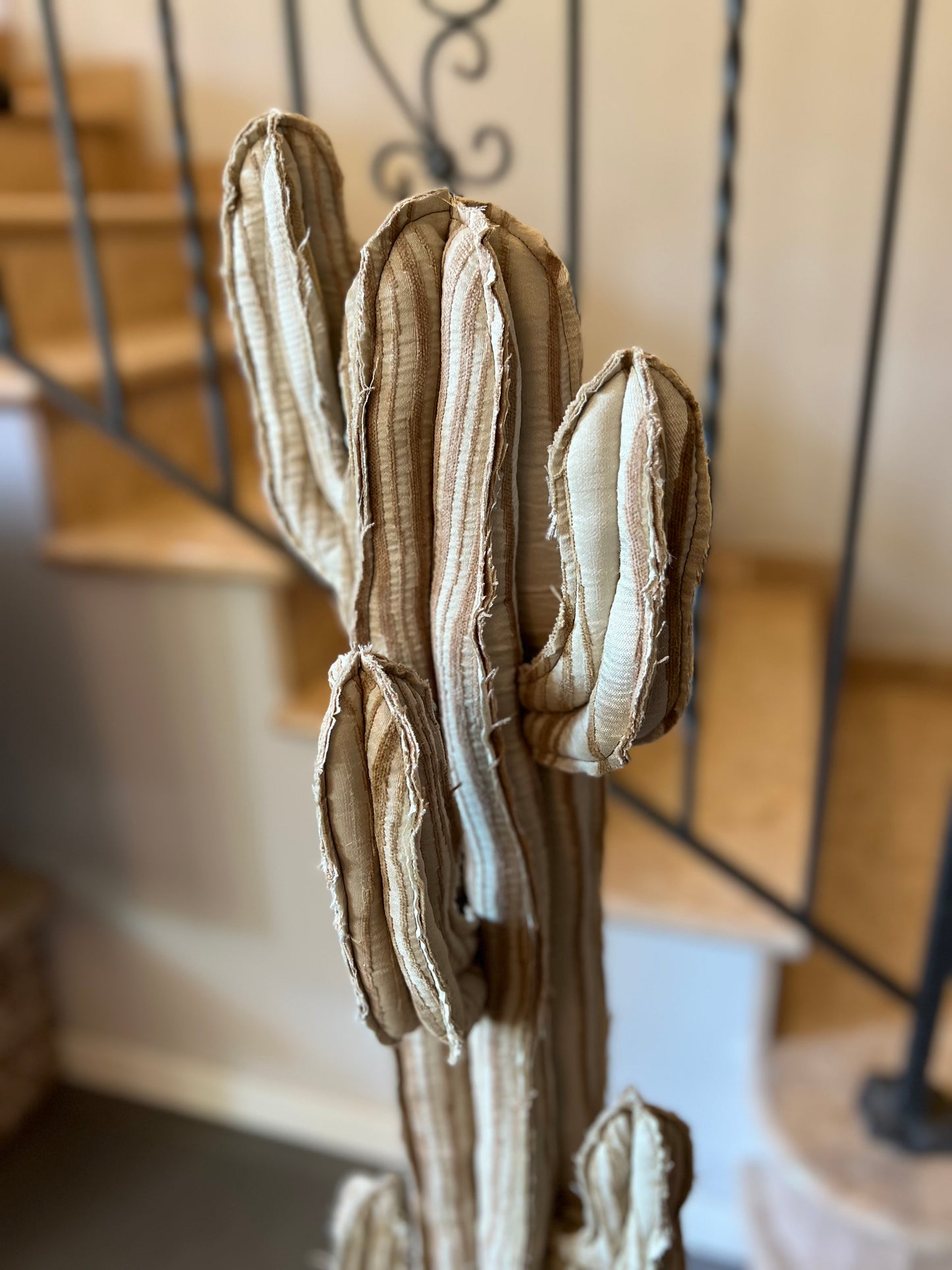 Big cactus in cotone beige con giochi di linee verticali beige scuro  -  altezza 122 cm- in pronta consegna - SPEDIZIONE GRATUITA