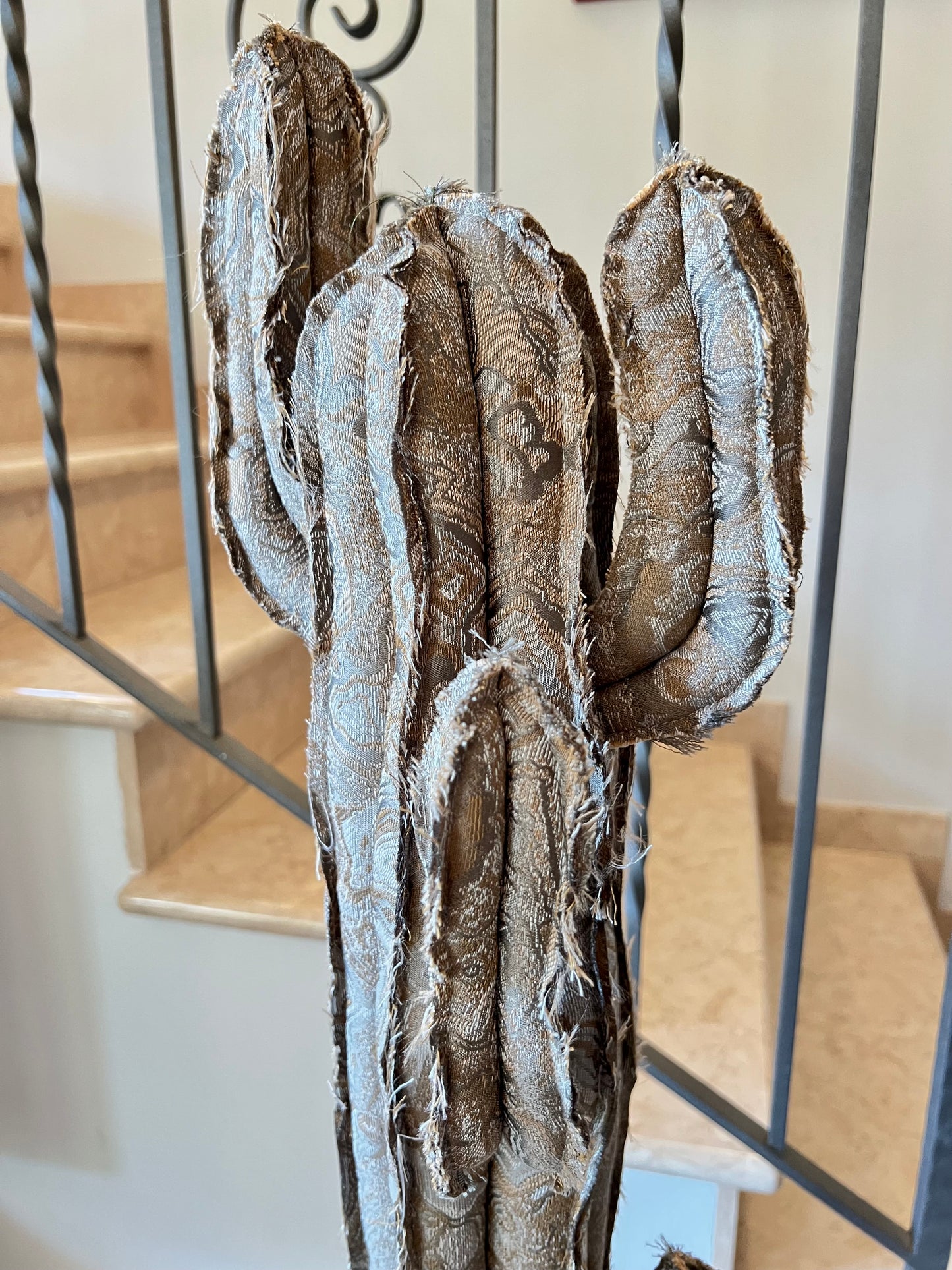 Big cactus in cotone grigio con motivi argento/bronzo/beige  - altezza 124 cm - in pronta consegna - SPEDIZIONE GRATUITA