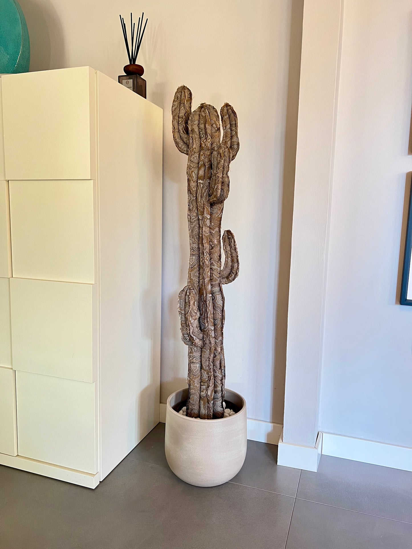 Big cactus in cotone grigio con motivi argento/bronzo/beige  - altezza 124 cm - in pronta consegna - SPEDIZIONE GRATUITA