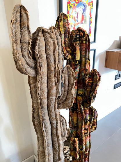 Big cactus in cotone grigio con motivi argento/bronzo/beige  - altezza 124 cm - in pronta consegna - SPEDIZIONE GRATUITA
