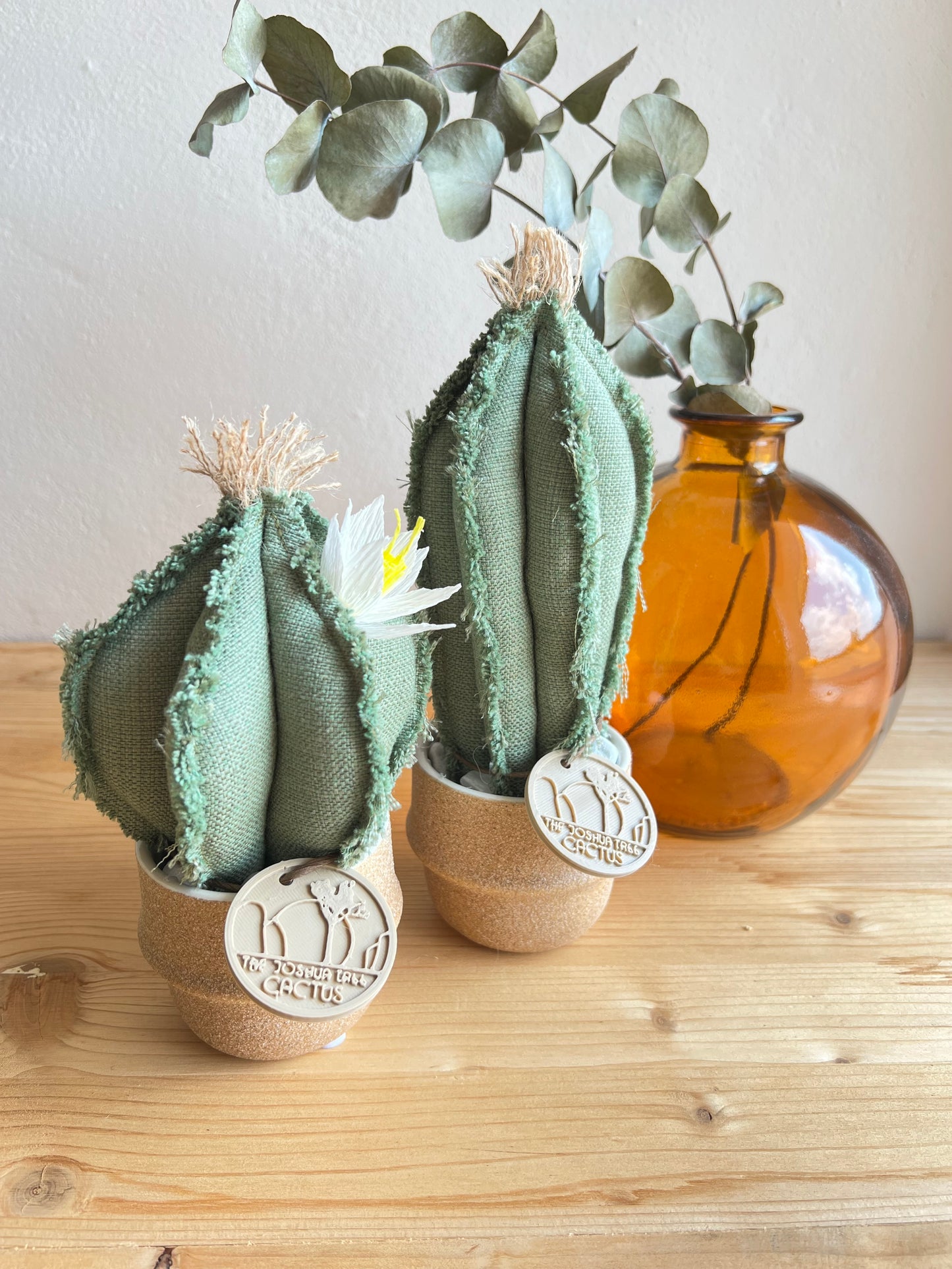 Coppia di mini Cactus in cotone verde chiaro, vaso in ceramica beige polveroso , h circa 18 e 22  cm - fiore staccabile