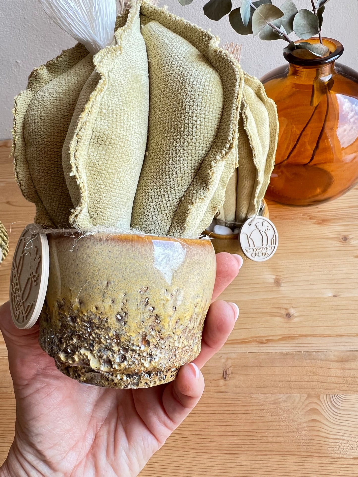 Coppia di mini Cactus in velluto verde chiarissimo, vaso in ceramica senape disegno astratto , h circa 18 e 22  cm - fiore staccabile