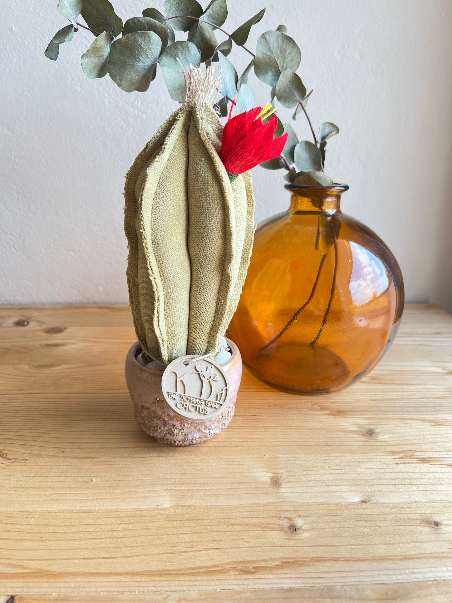 Mini Cactus in velluto verde chiarissimo, vaso in ceramica rosa antico  disegno astratto , h 22  cm - fiore staccabile.