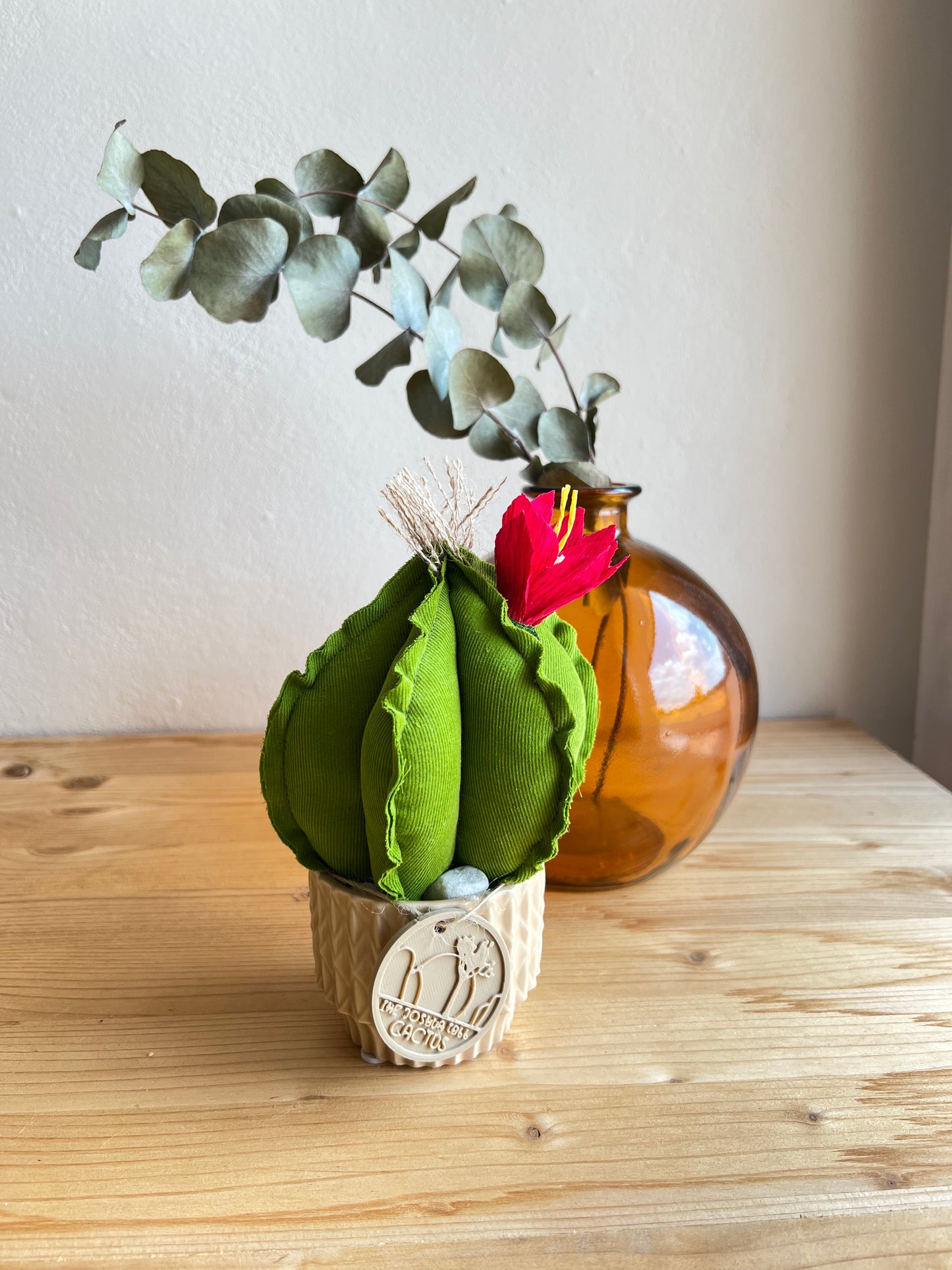Mini Cactus in velluto verde acido, vaso in ceramica beige vintage style, h 17 cm - fiore staccabile.