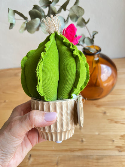 Mini Cactus in velluto verde acido, vaso in ceramica beige vintage style, h 17 cm - fiore staccabile.