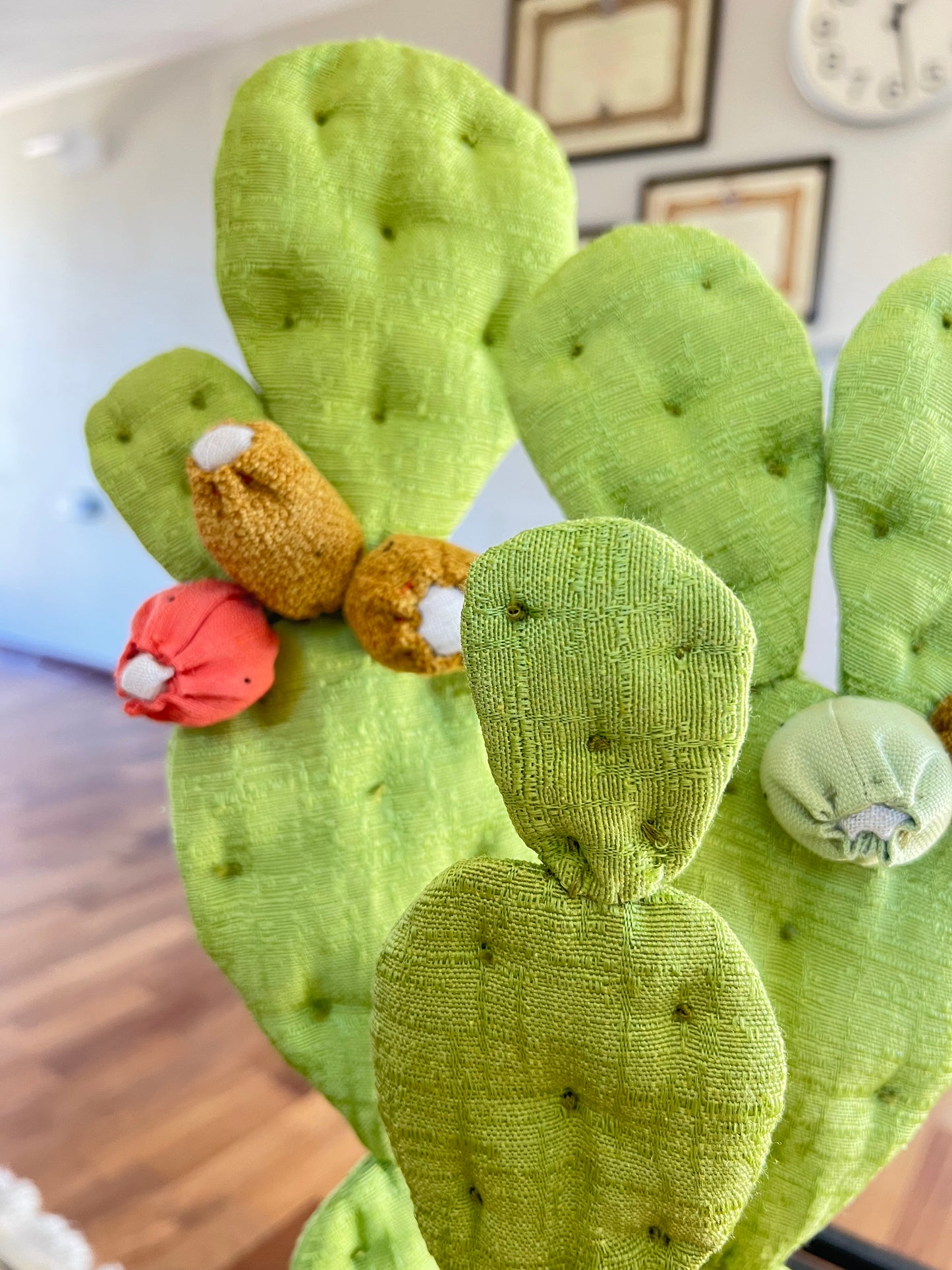 Opuntia verde chiaro vaso in ceramica opaca beige con motivo "soffioni" - in pronta consegna