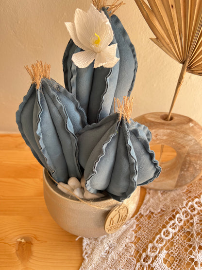Composizione 3 cactus in velluto blu, vaso in ceramica argento - h circa 33cm - fiore staccabile.
