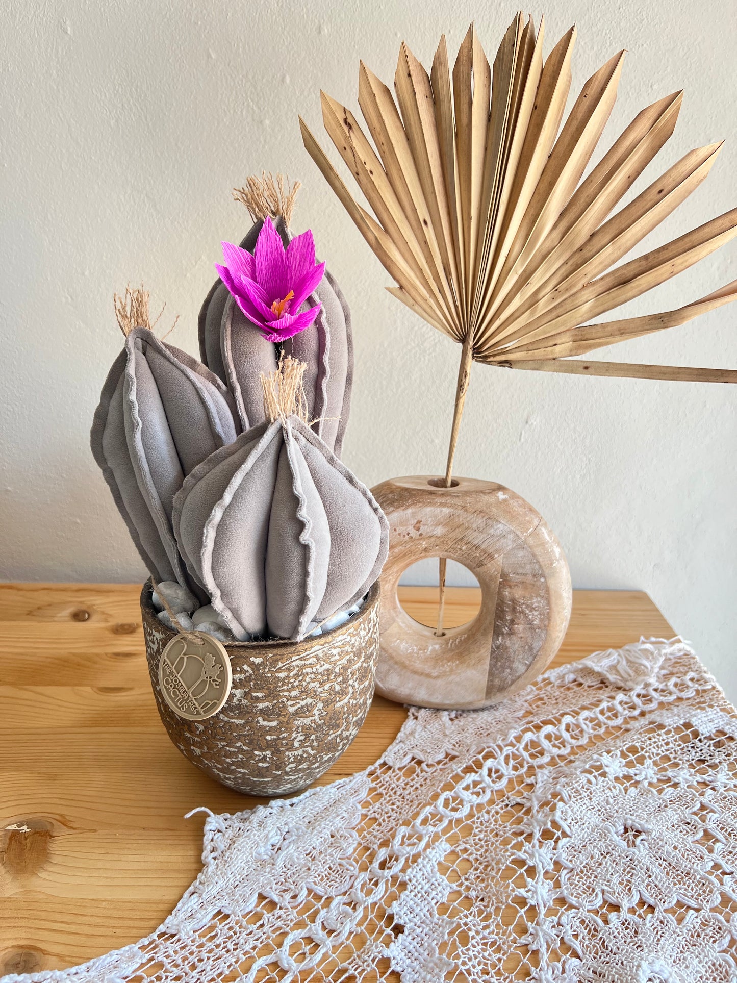 Composizione 3 cactus in velluto grigio, vaso in ceramica bronzo/grigio - h circa 33cm - fiore staccabile.