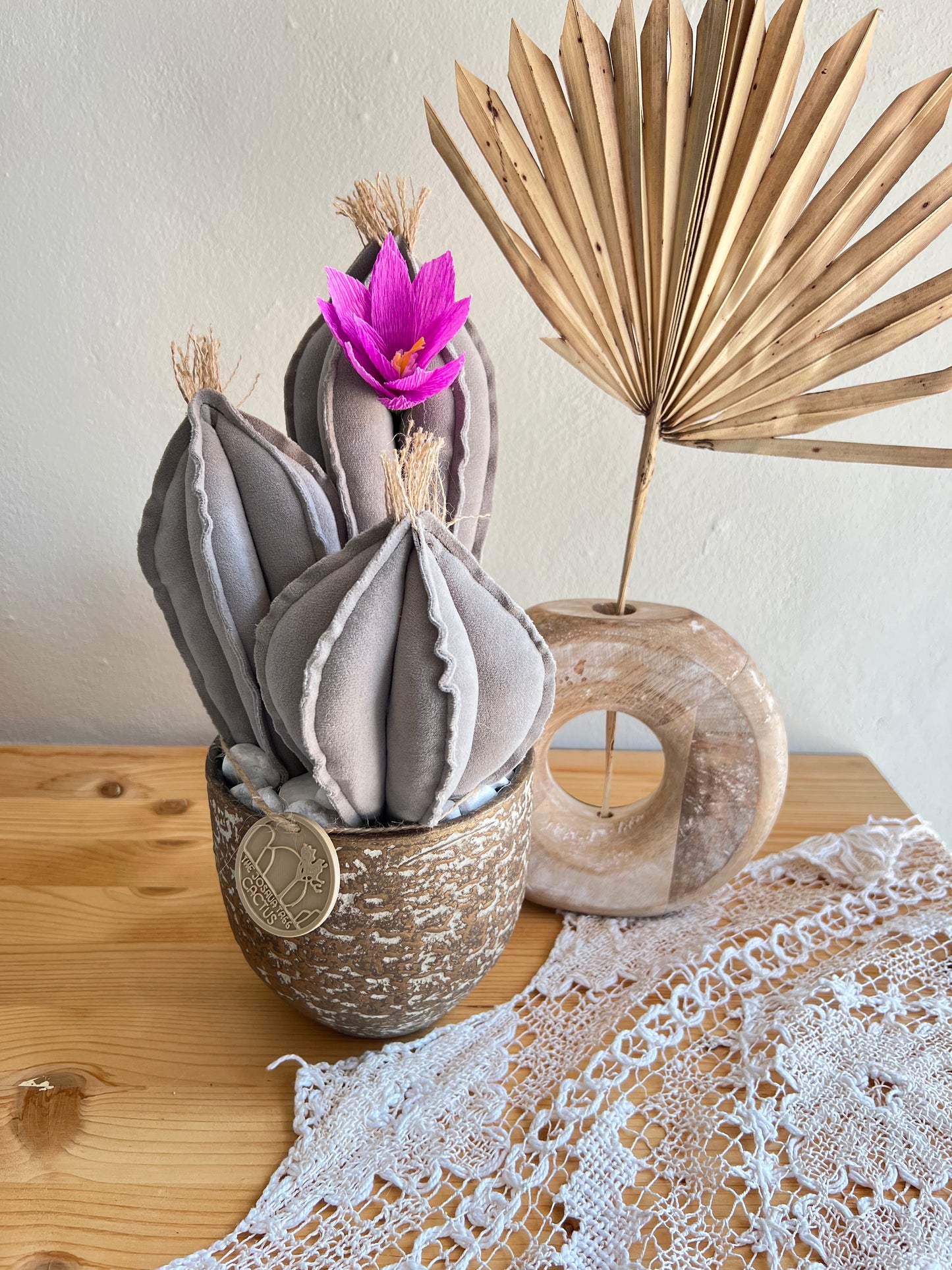 Composizione 3 cactus in velluto grigio, vaso in ceramica bronzo/grigio - h circa 33cm - fiore staccabile.