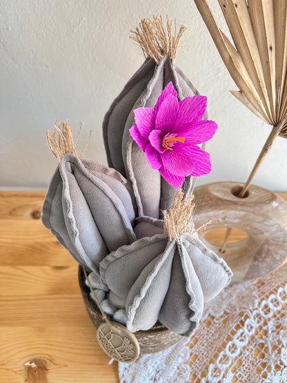 Composizione 3 cactus in velluto grigio, vaso in ceramica bronzo/grigio - h circa 33cm - fiore staccabile.