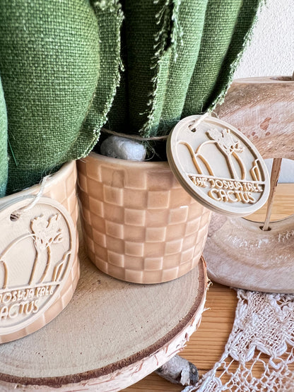 Coppia di mini Cactus in cotone verde scuri, vaso in ceramica beige a motivi quadrettati -  h circa 18 e 22  cm - fiore staccabile