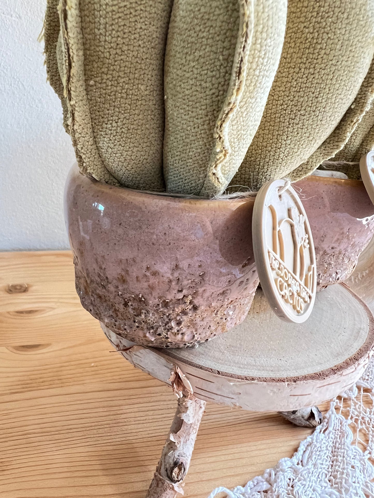 Coppia di mini Cactus in velluto verde chiarissimo, vaso in ceramica rosa  disegno astratto , h circa 18 e 22  cm - fiore staccabile