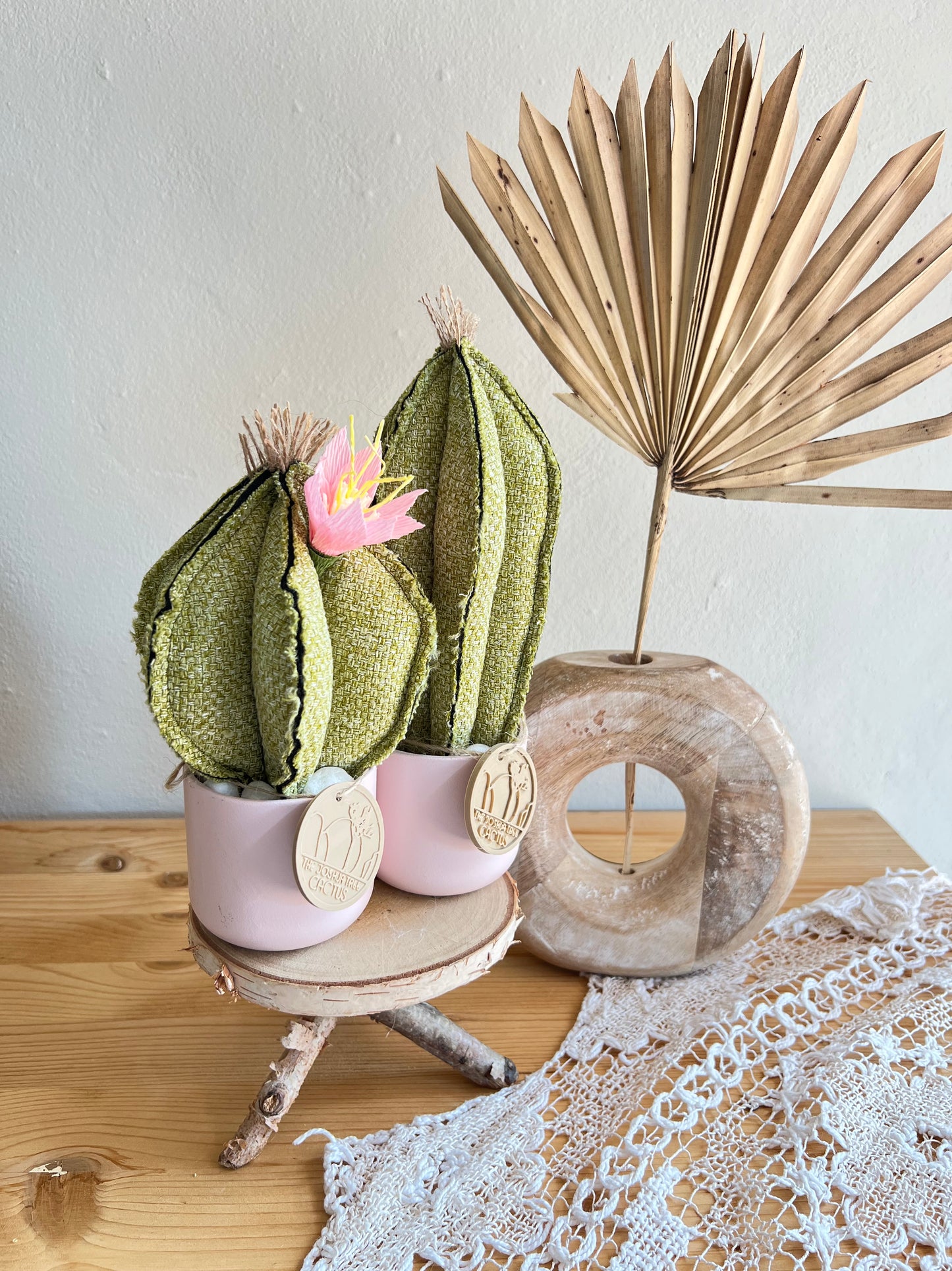 Coppia di mini Cactus in cotone verde chiaro, vaso in ceramica rosa pallido -  h circa 18 e 22  cm - fiore staccabile