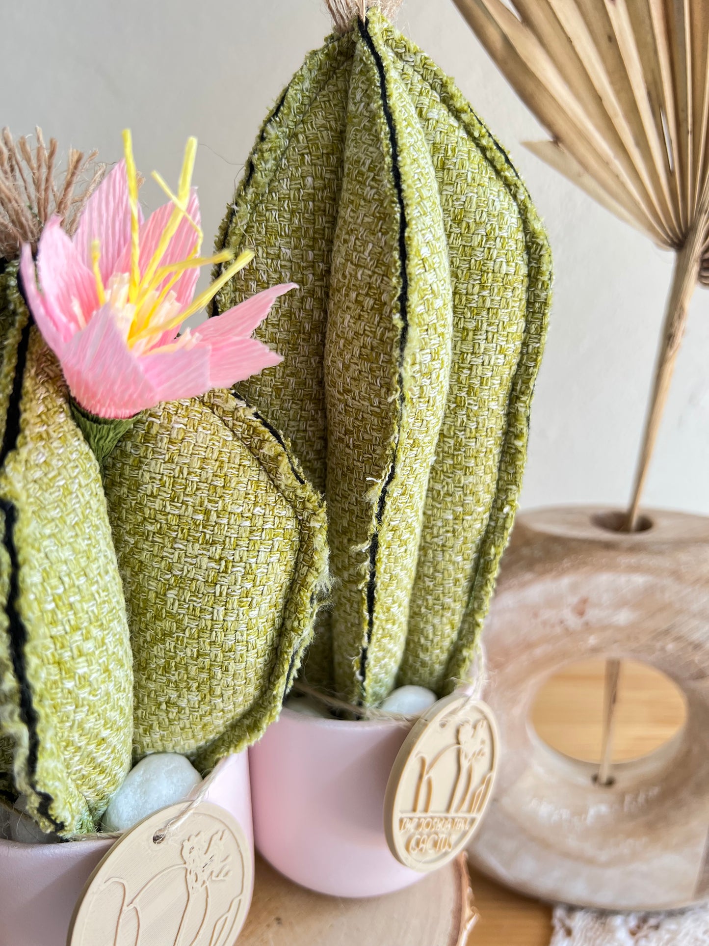 Coppia di mini Cactus in cotone verde chiaro, vaso in ceramica rosa pallido -  h circa 18 e 22  cm - fiore staccabile