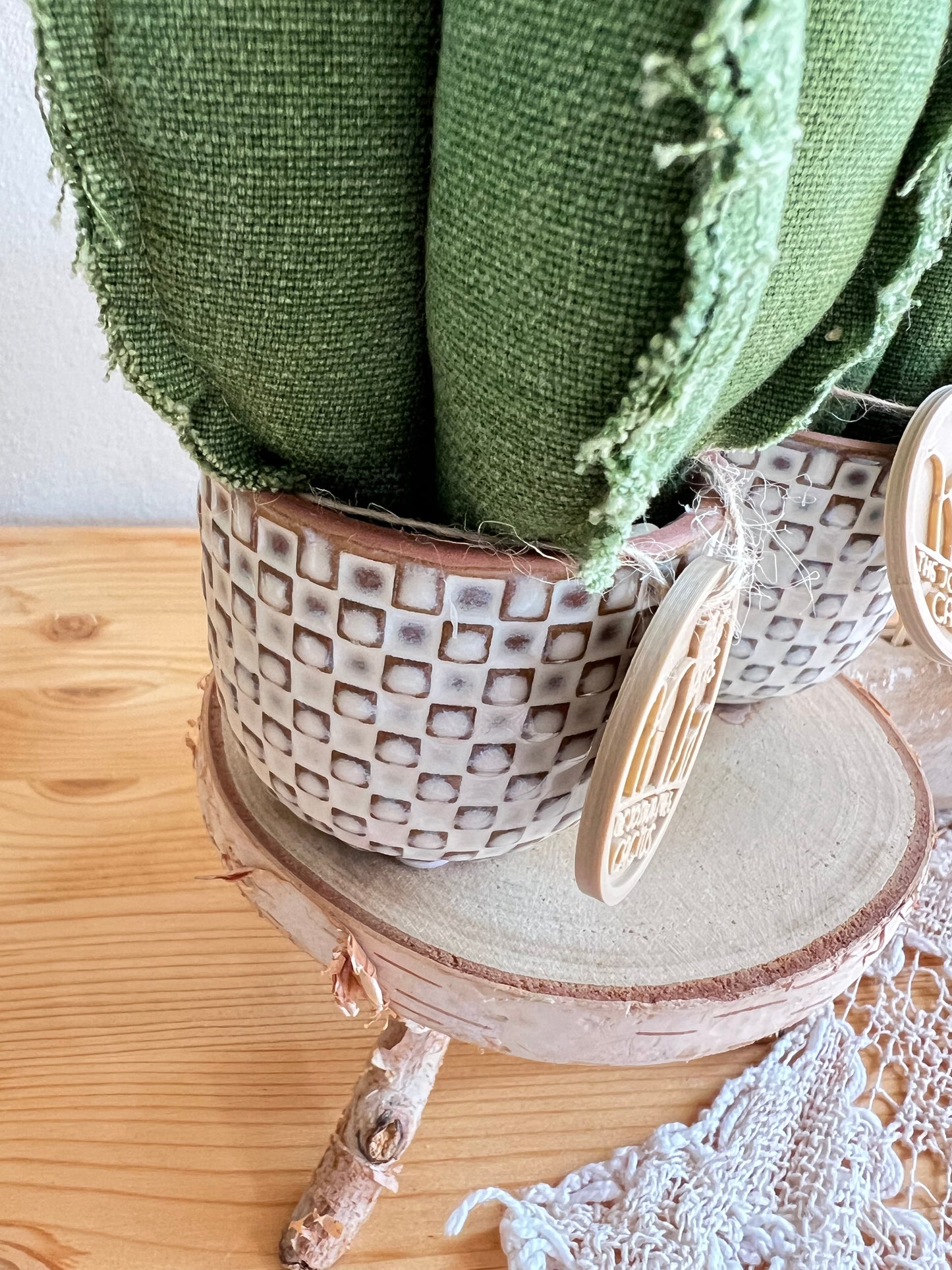 Coppia di mini Cactus in cotone verde scuro, vaso in ceramica bianca a motivi quadrettati -  h circa 18 e 22  cm - fiore staccabile.