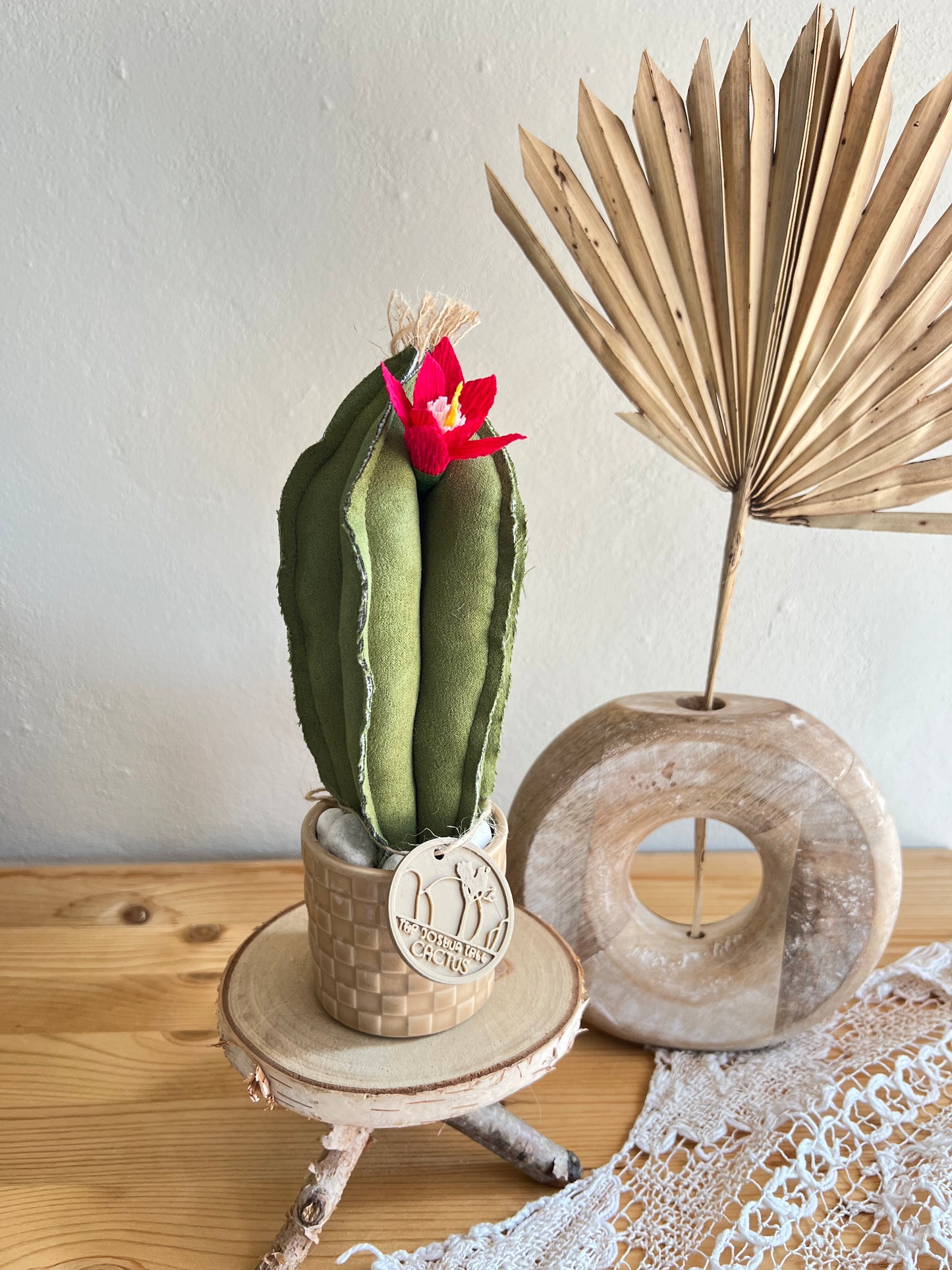Mini Cactus in alcantara verde scuro, vaso in ceramica beige a motivi quadrettati -  h circa 22  cm - fiore staccabile.